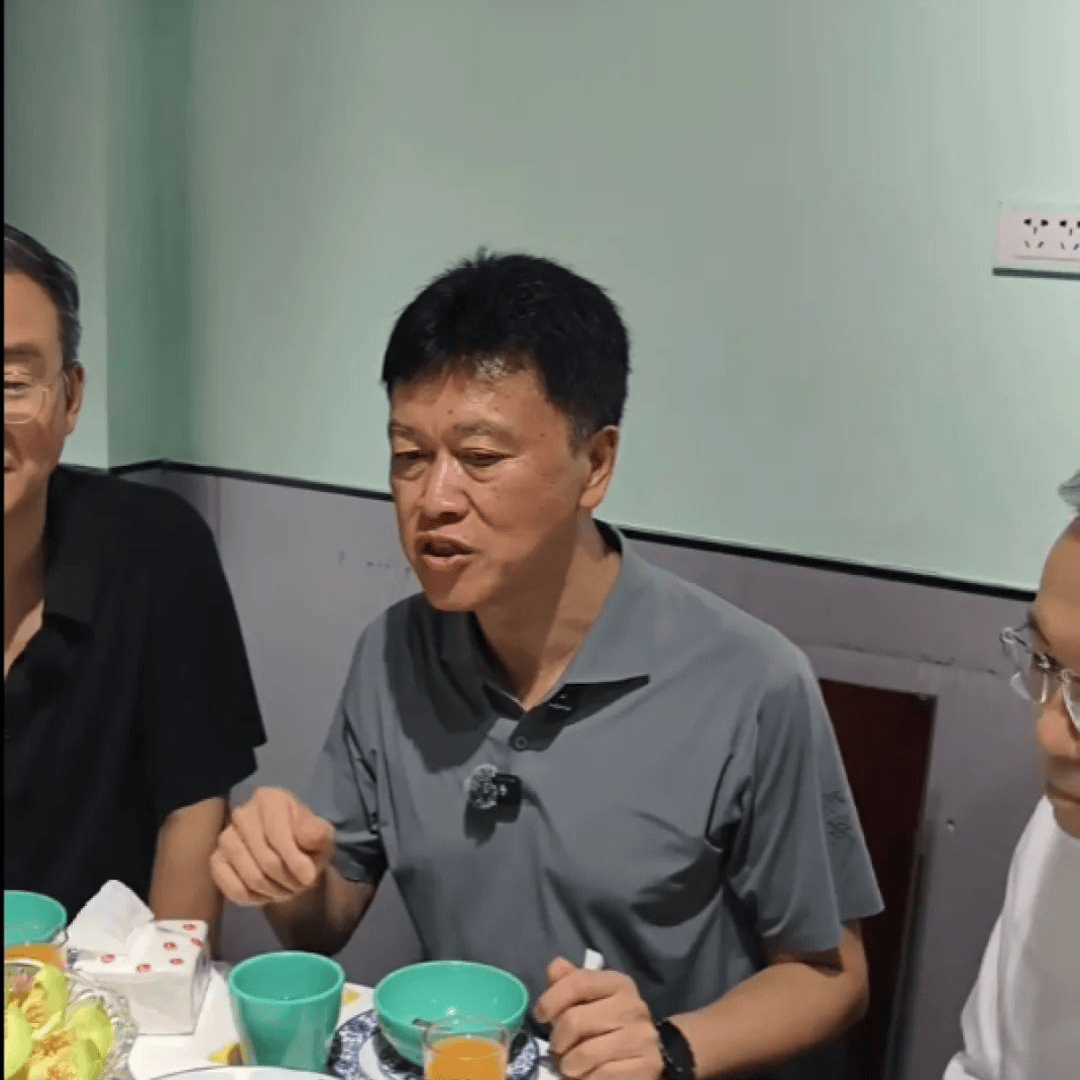 重庆荣昌区委书记自费下馆子元引热议 小店老板：书记打卡后生意翻倍！