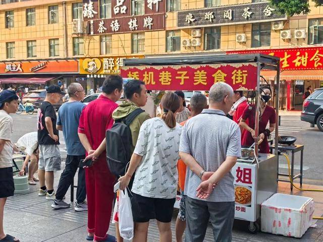 东莞炒粉姐来武汉摆摊成全街最火：为陪孩子，想攒钱买房，对生活大半生的东莞没归属感，回应质疑