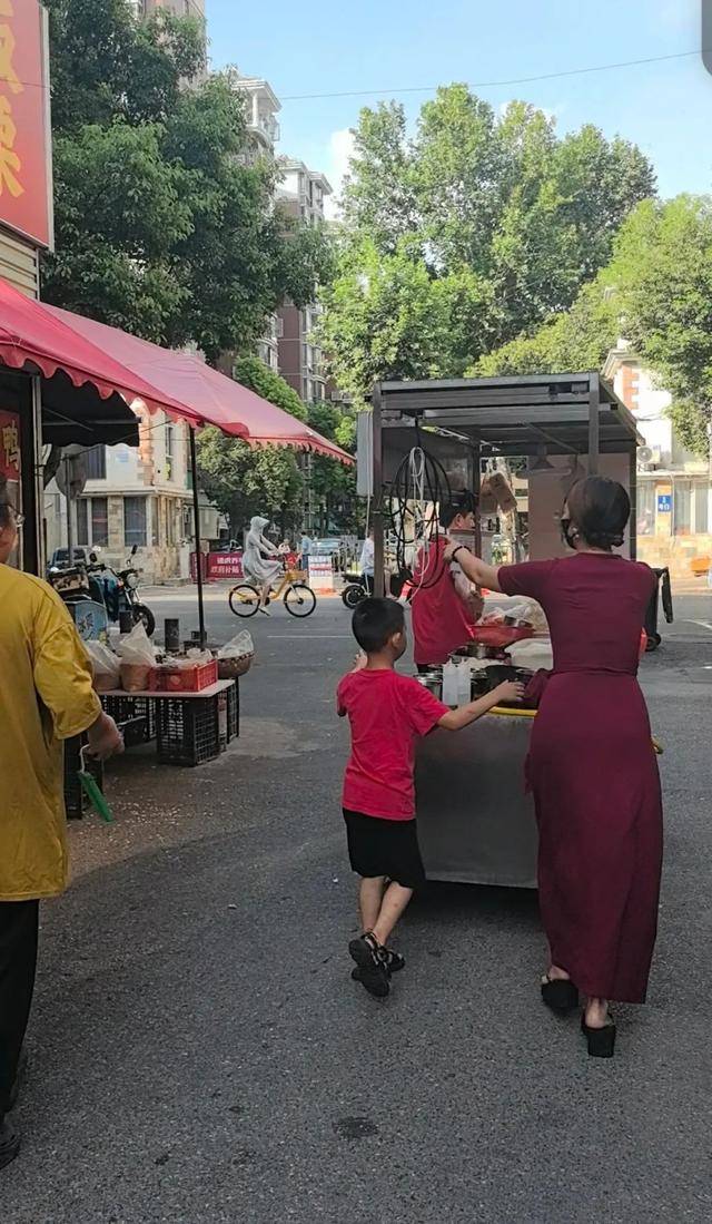 东莞炒粉姐来武汉摆摊成全街最火：为陪孩子，想攒钱买房，对生活大半生的东莞没归属感，回应质疑