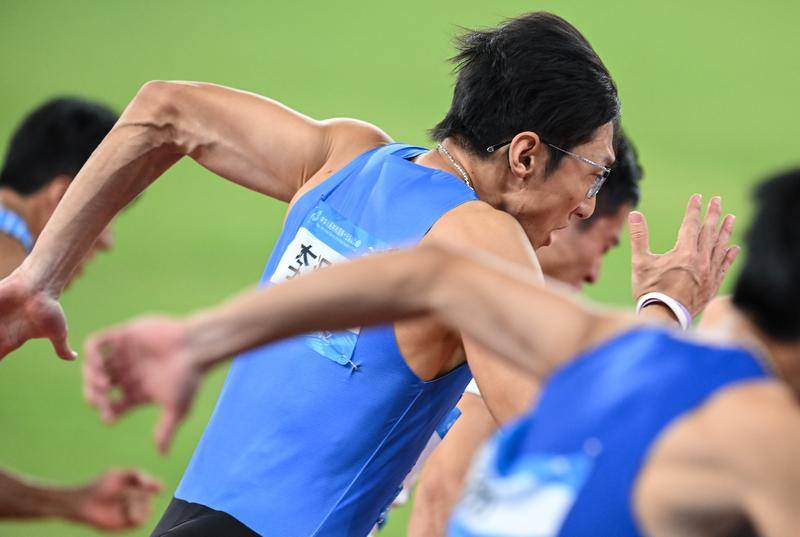 新科百米冠军：半路出家的跑者 做梦都没想到拿金牌