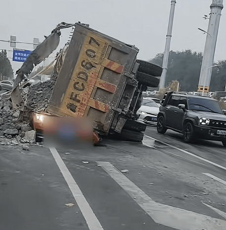 烟台一渣土车侧翻压死女老师，遇难者家属讲述： 学生纷纷悼念，肇事车经改装严重超载