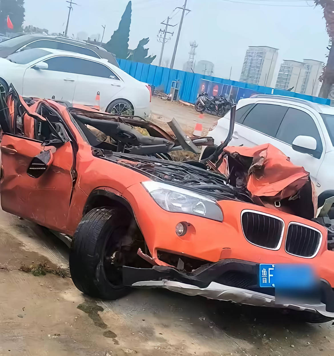 烟台一渣土车侧翻压死女老师，遇难者家属讲述： 学生纷纷悼念，肇事车经改装严重超载