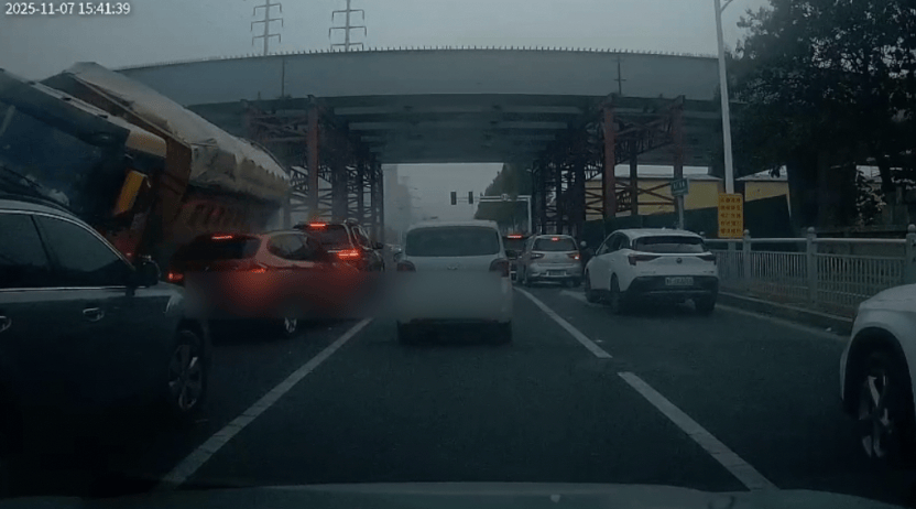 烟台一渣土车侧翻压死女老师，遇难者家属讲述： 学生纷纷悼念，肇事车经改装严重超载