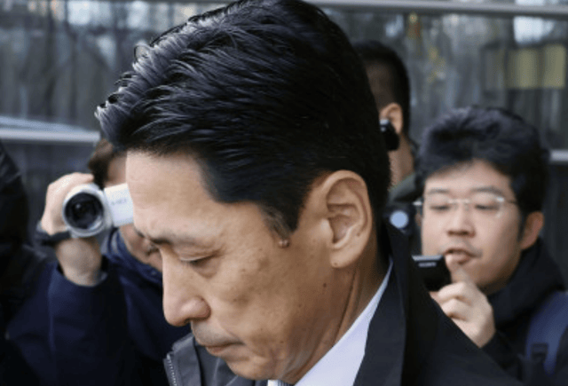 中日磋商不欢而散,而现场流传的一张照片,比磋商结果更戳人眼球