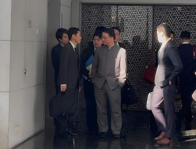 中日磋商不欢而散,而现场流传的一张照片,比磋商结果更戳人眼球