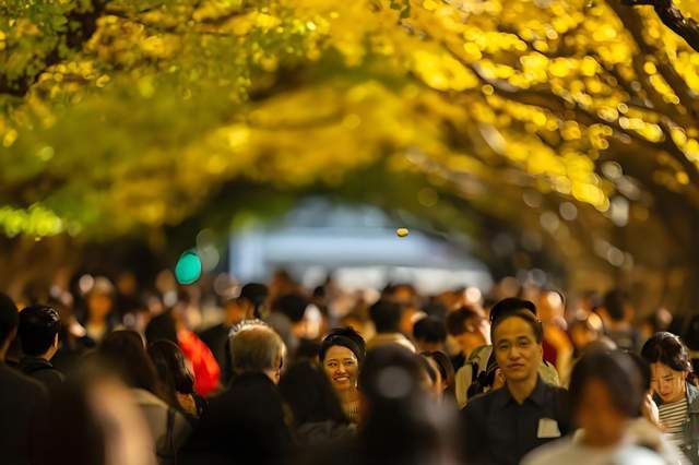 中日磋商不欢而散,而现场流传的一张照片,比磋商结果更戳人眼球