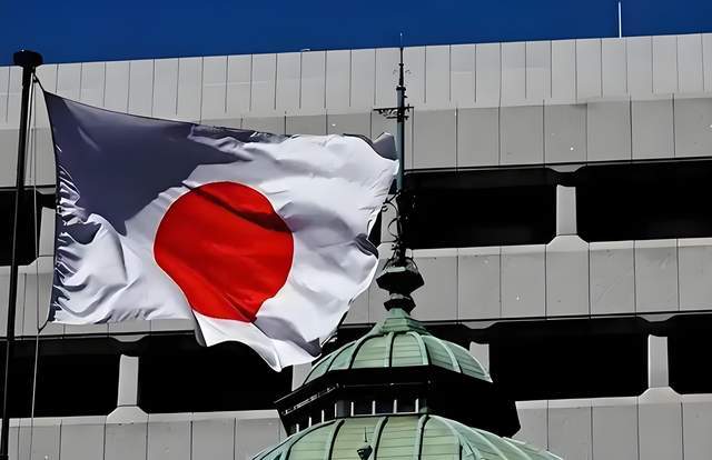 中日磋商不欢而散,而现场流传的一张照片,比磋商结果更戳人眼球